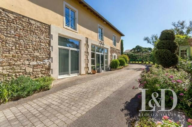 281m² Office in Reventin-Vaugris, France No. 355453