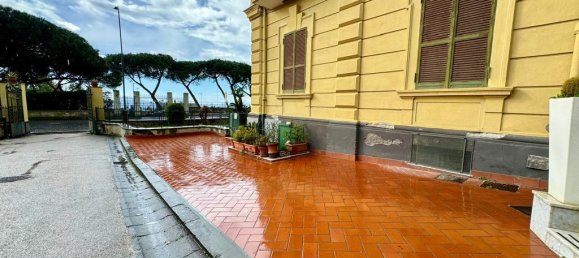 4 bedrooms Apartment in Naples, Italy No. 9781 6