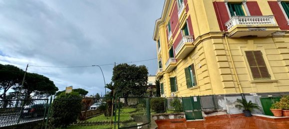 4 bedrooms Apartment in Naples, Italy No. 9781 4