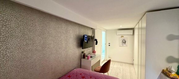 4 bedrooms Apartment in Naples, Italy No. 9781 30