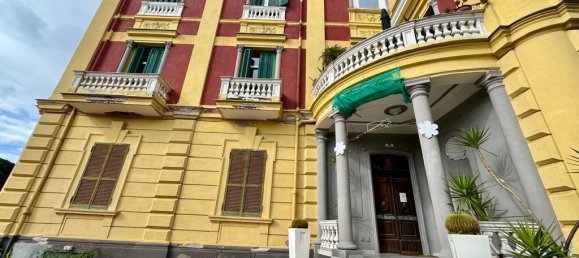 4 bedrooms Apartment in Naples, Italy No. 9781 2