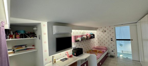 4 bedrooms Apartment in Naples, Italy No. 9781 32