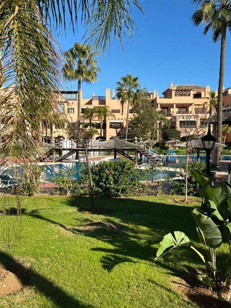 Apartamento de 2 dormitorios en Estepona, Spain No. 146180