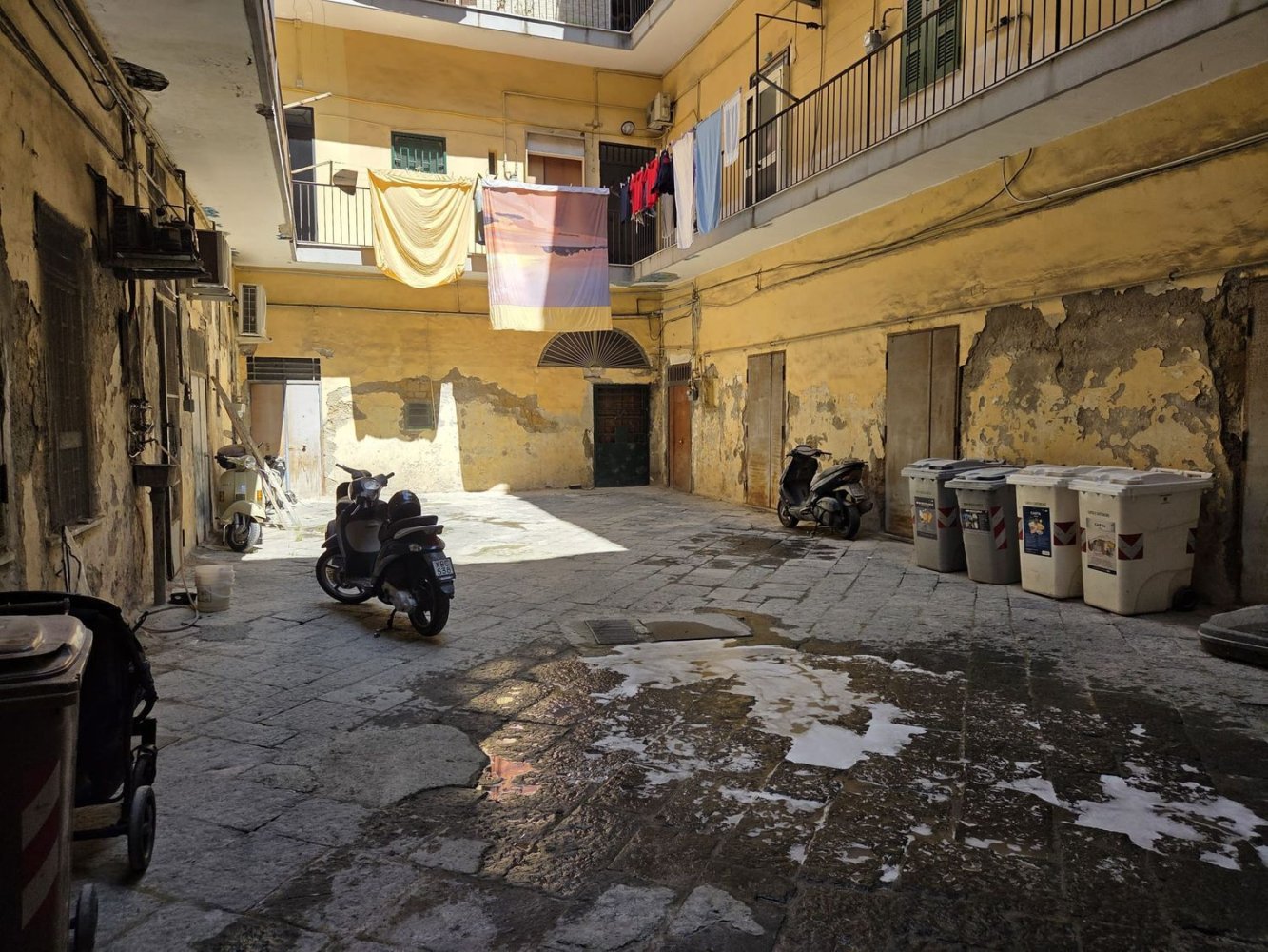 93m² Commercial property in Naples, Italy No. 274319