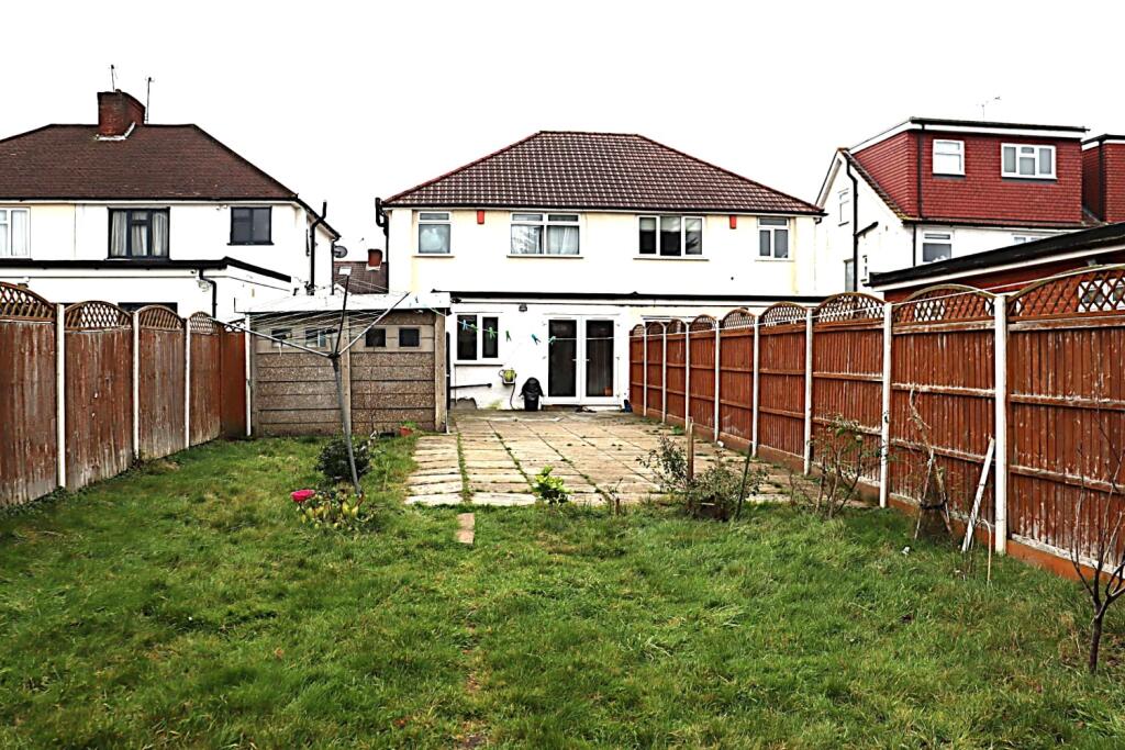 3 bedrooms House in Harrow, United Kingdom No. 13432