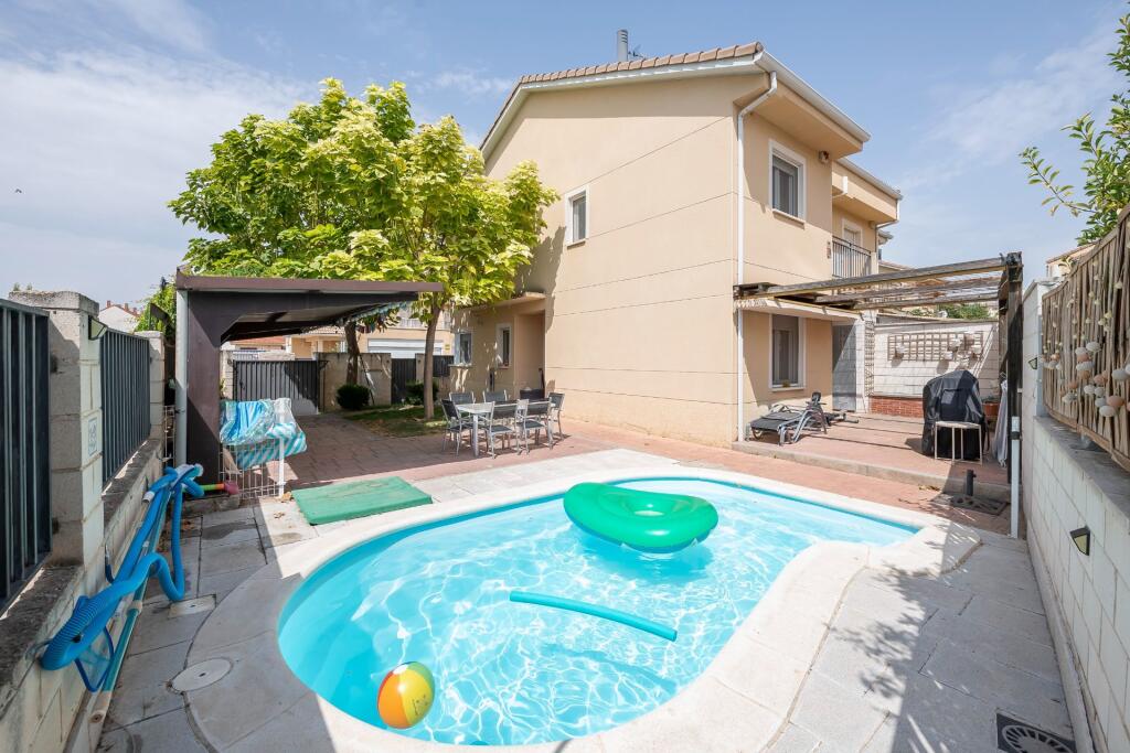 4 bedrooms Villa in Madrid, Spain No. 205493