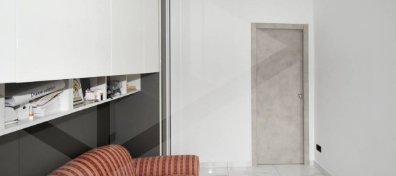 4-salle Appartement à Legnano, Italy No. 32830 12