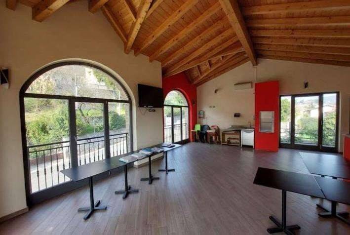 1-Zimmer Gewerbliche Immobilie in Caravate, Italy, Nr. 260088