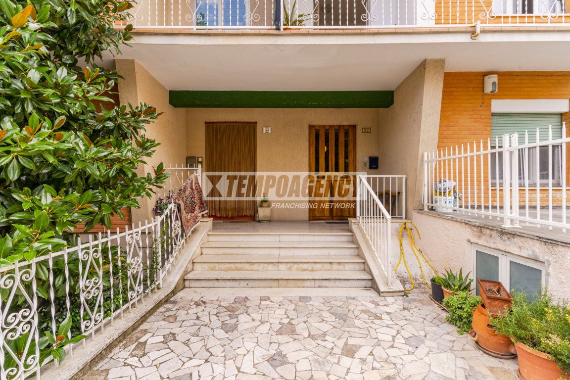 3 rooms Apartment in Monte San Giusto, Italy No. 275061