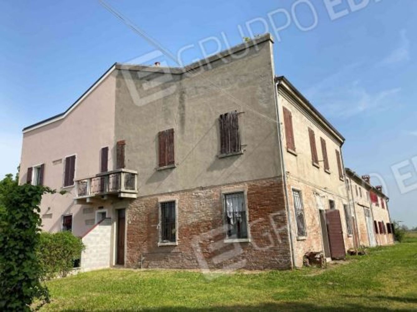 Apartamento de 9 habitaciónes en Ferrara, Italy No. 19549