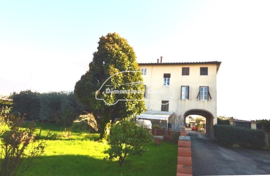 Casa de 9 habitaciónes en Lucca, Italy No. 29639