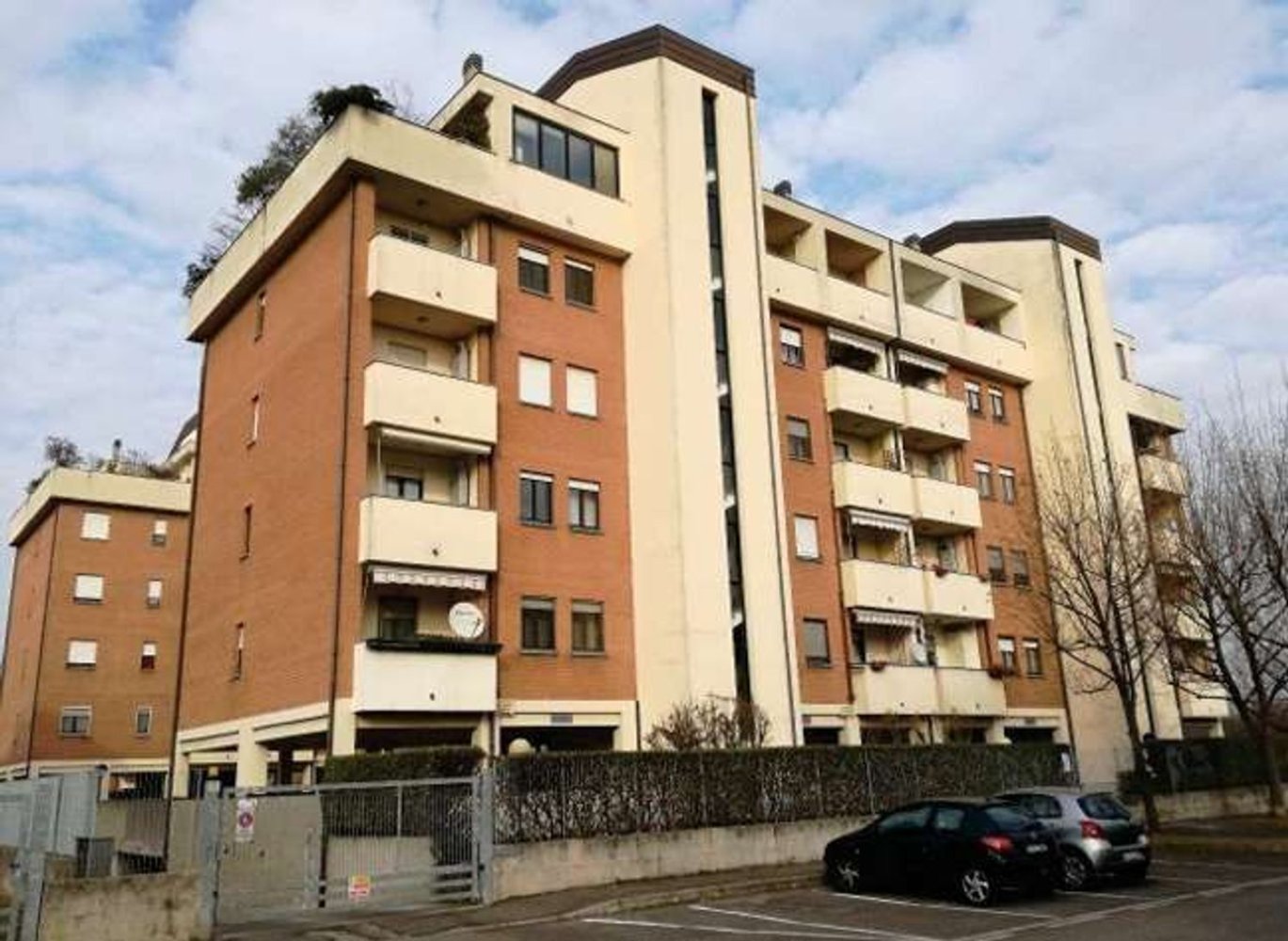 4غرفة شقة في Rho, Italy رقم 4993