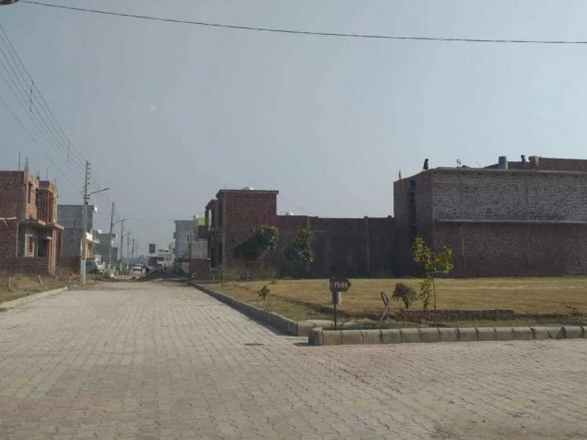  Land in Chandigarh, India No. 37519