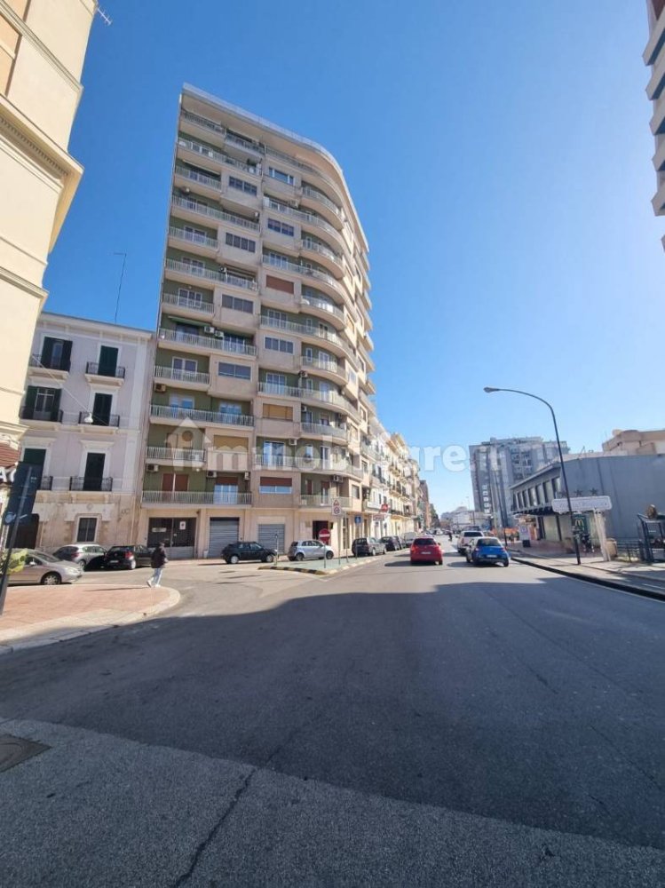 2 rooms Commercial property in Taranto, Italy No. 235080