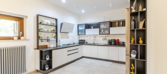 5 rooms Apartment in Morrovalle, Italy No. 61922 33