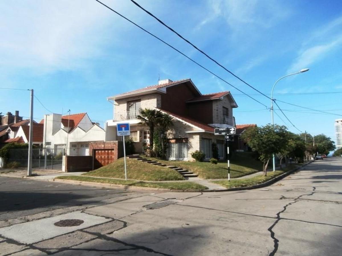 4 bedrooms House in Mar del Plata, Argentina No. 98999