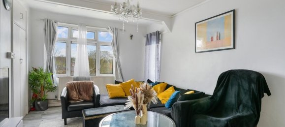 3 bedrooms Apartment in London, United Kingdom No. 9877 5