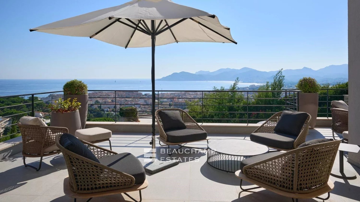 5 bedrooms Villa in Cannes, France No. 295453