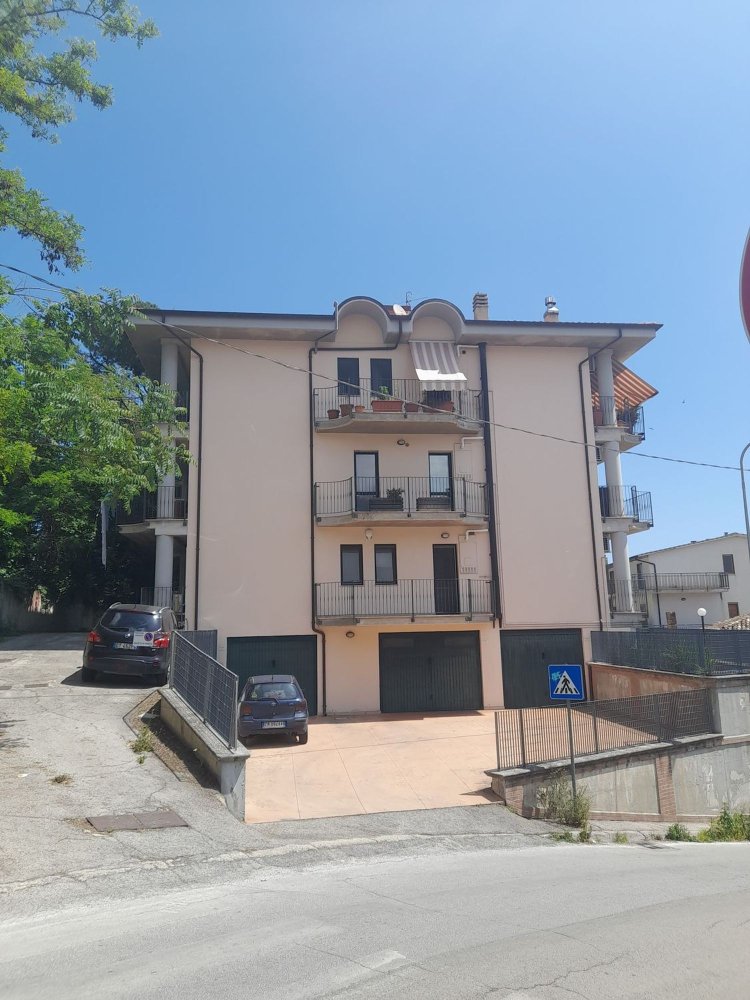 6 rooms Apartment in Loreto Aprutino, Italy No. 171629