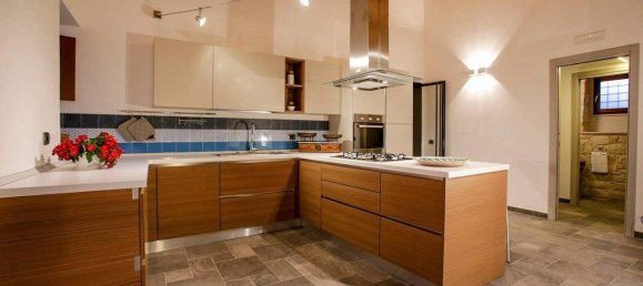 Вилла с 9 комнатами в Шикли, Италия № 7622 5