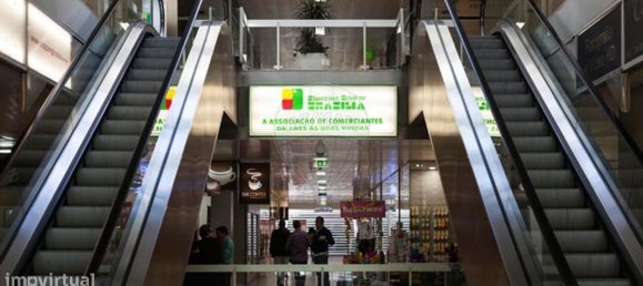 67m² Commercial property in Porto, Portugal No. 66252 3