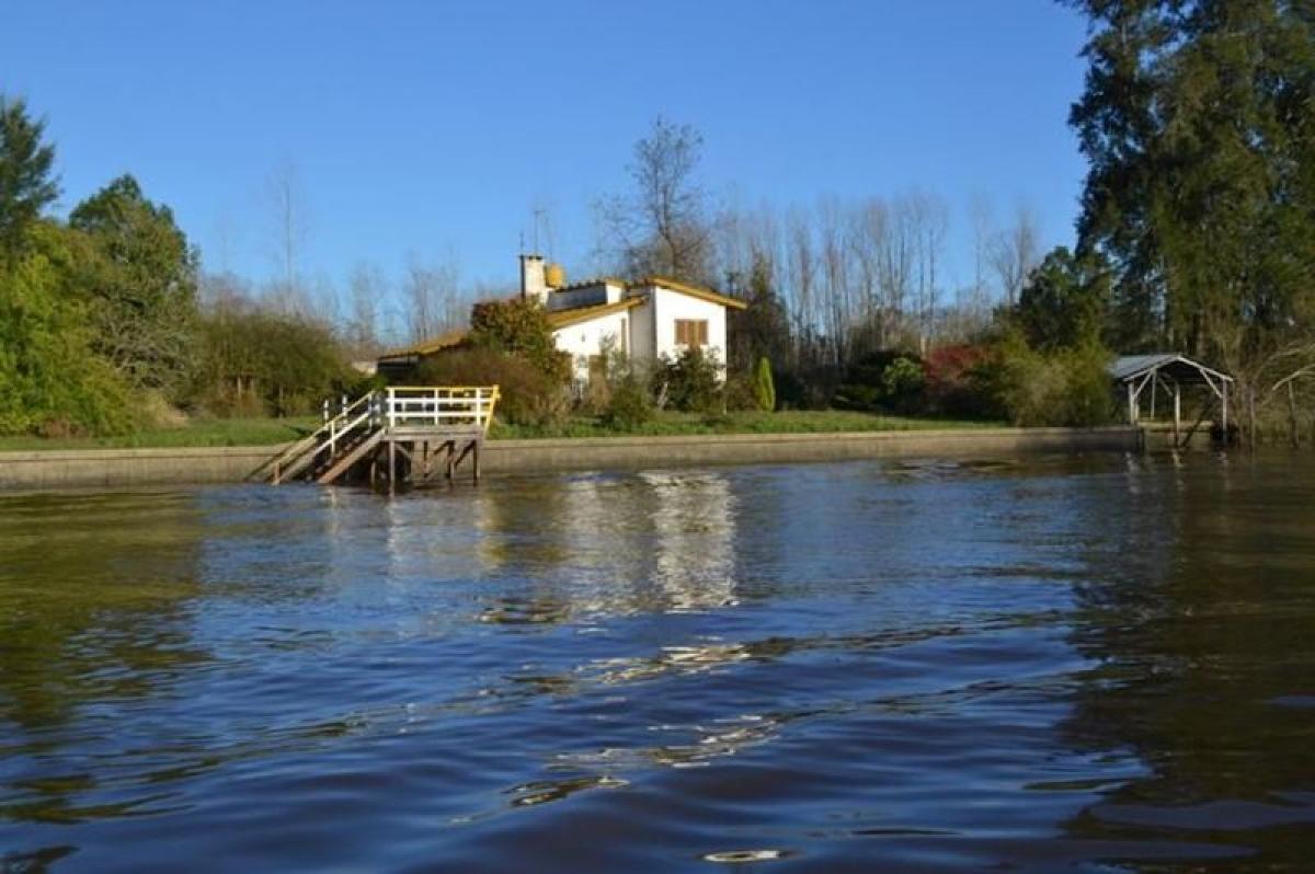 Casa de 3 dormitorios en San Fernando, Argentina No. 5269