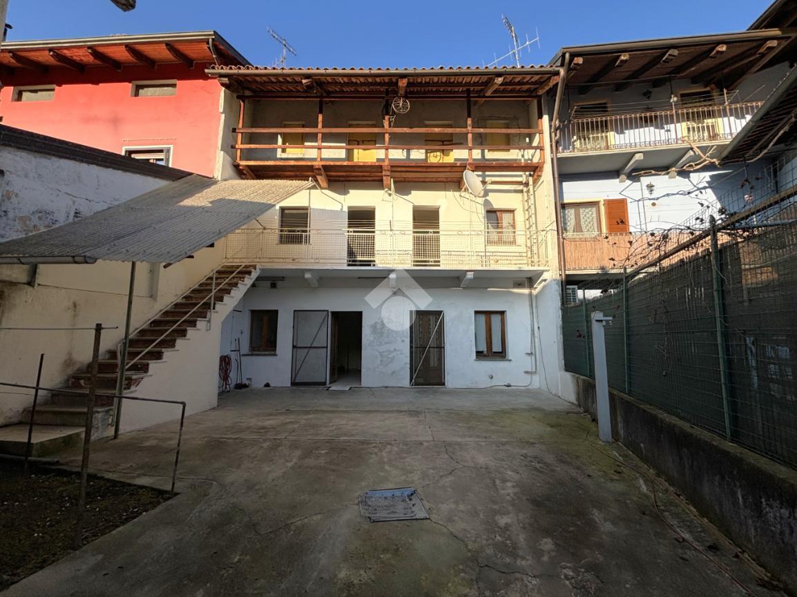 4 rooms House in Caravino, Italy No. 149411