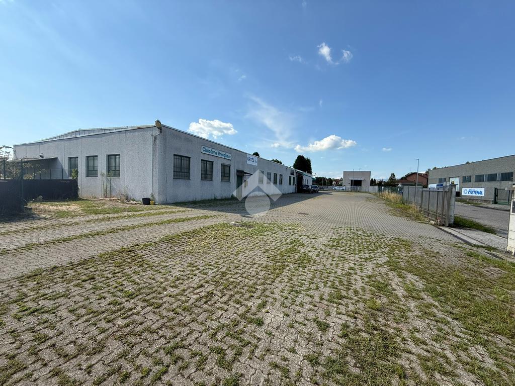 5-salle Entrepôt à Besnate, Italy No. 293763