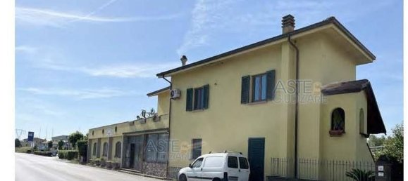7 rooms Apartment in Pescia, Italy No. 40714 3