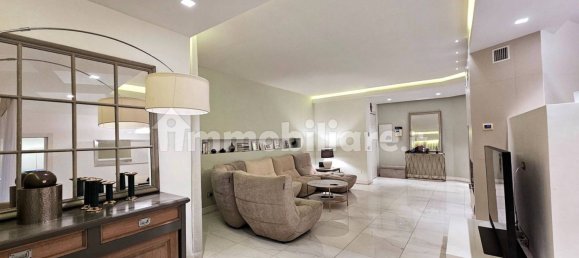 3 bedrooms Apartment in Rome, Italy No. 48551 6