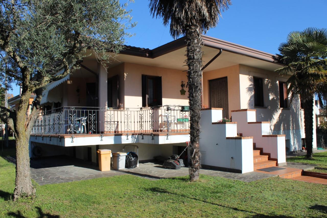 Casa de 8 habitaciónes en Pordenone, Italy No. 104112