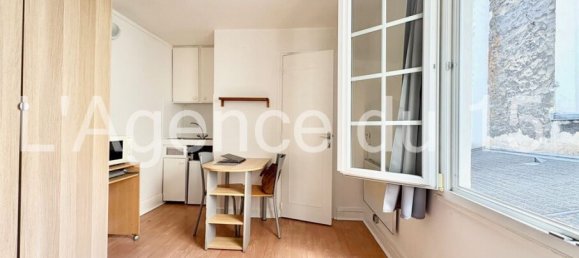 Studio in Paris, France No. 336363 3