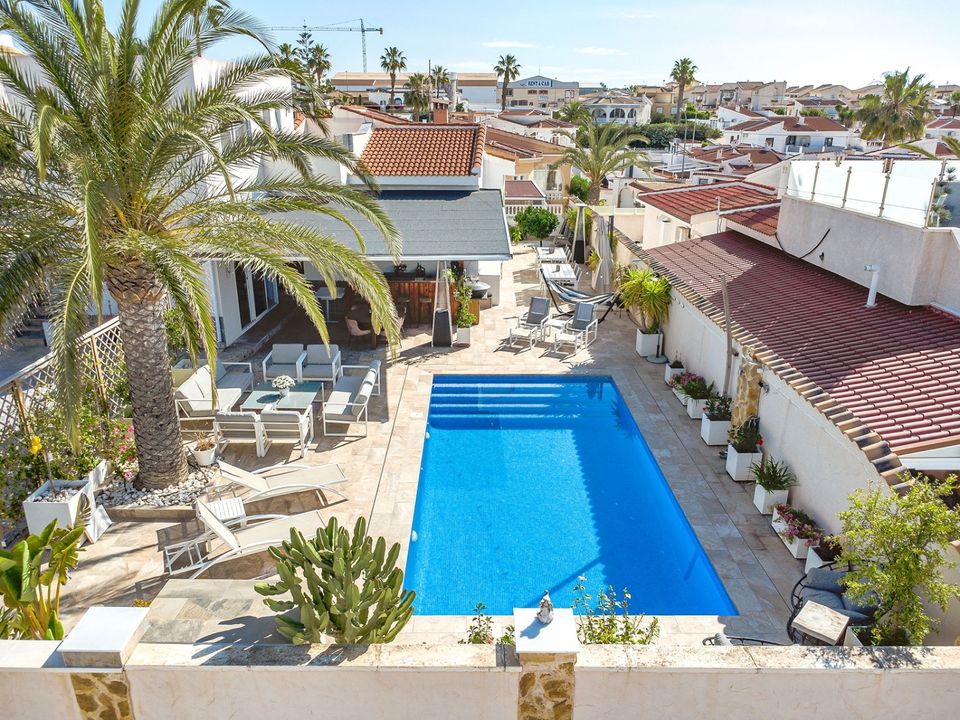 Villa de 4 dormitorios en Ciudad Quesada, Spain No. 176093