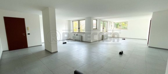 3-salle Propriété commerciale à Udine, Italy No. 135141 10