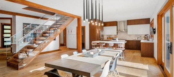 4 bedrooms House in British Columbia, Canada No. 201 5