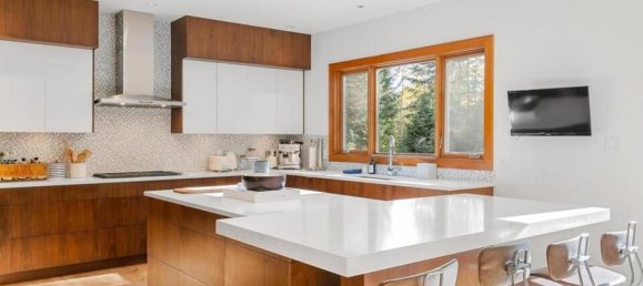 4 bedrooms House in British Columbia, Canada No. 201 6