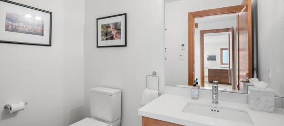 4 bedrooms House in British Columbia, Canada No. 201 8