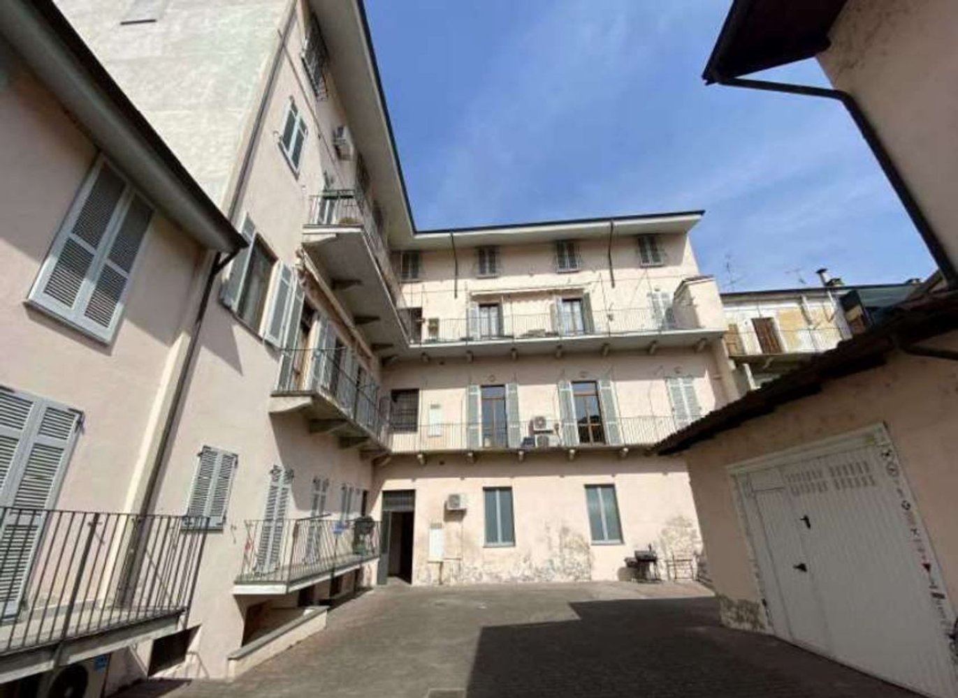 8 bedrooms Apartment in Trino, Italy No. 364502