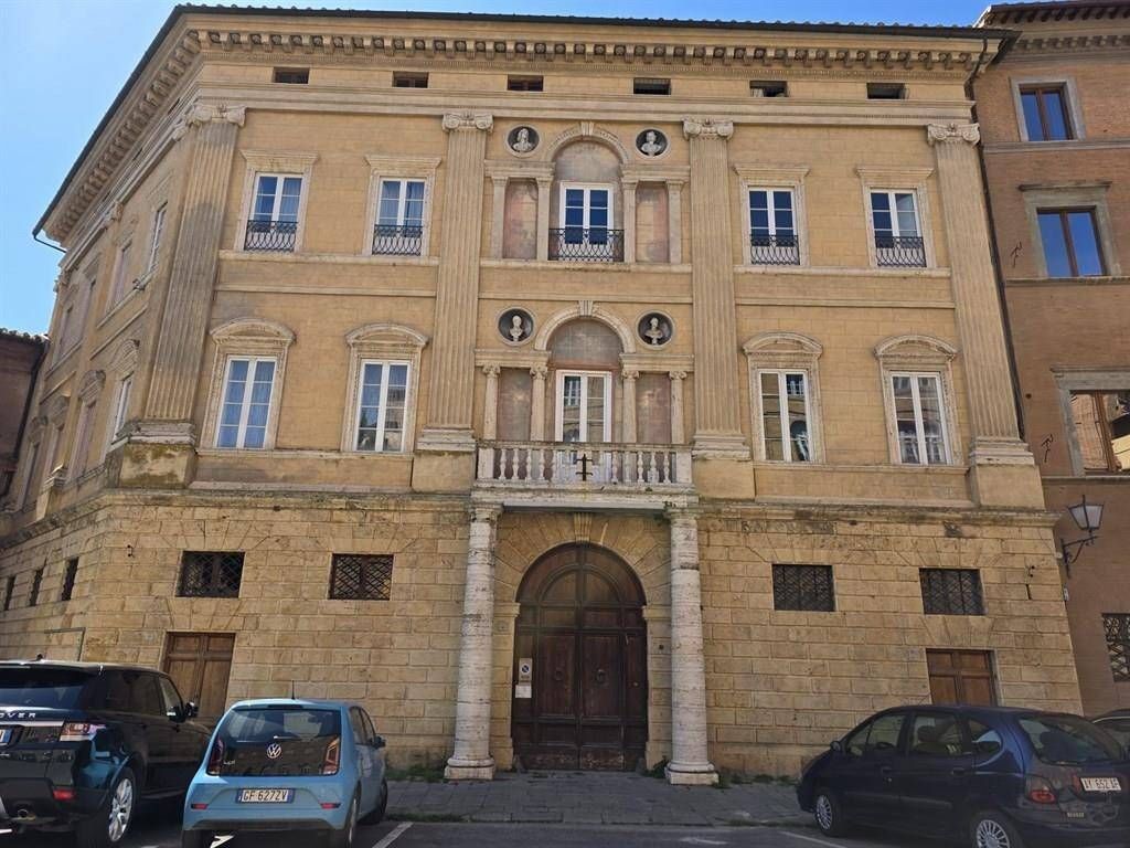 4 bedrooms Apartment in Siena, Italy No. 283753