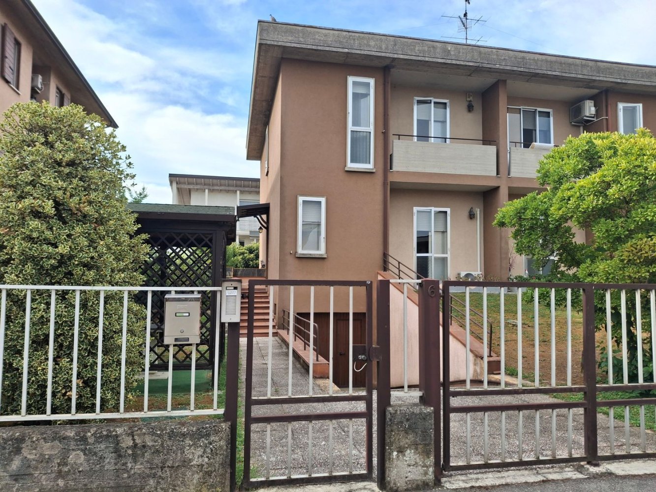 Дом с 4 комнатами в Мантуя, Италия № 338426