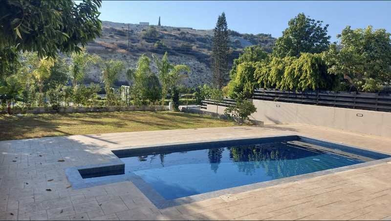 6 bedrooms Commercial property in Agios Tychonas, Cyprus No. 14684