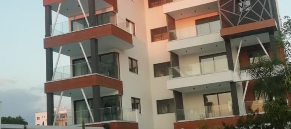 3 bedrooms Apartment in Limassol, Cyprus No. 31555 3