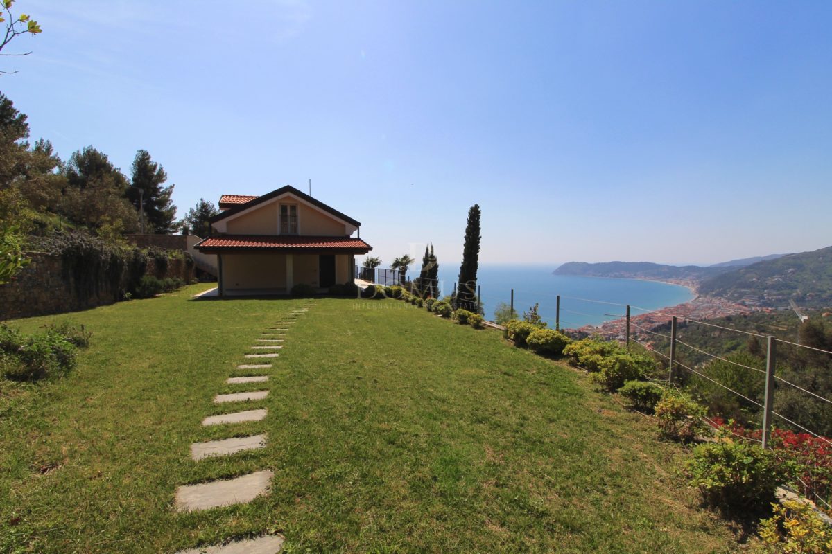 Вилла с 3 спальнями в Алассио, Италия № 72654