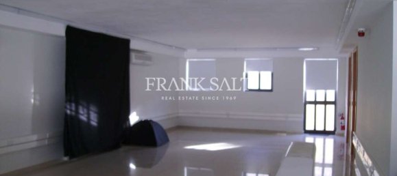 Bureau à Birkirkara, Malta No. 13053 2