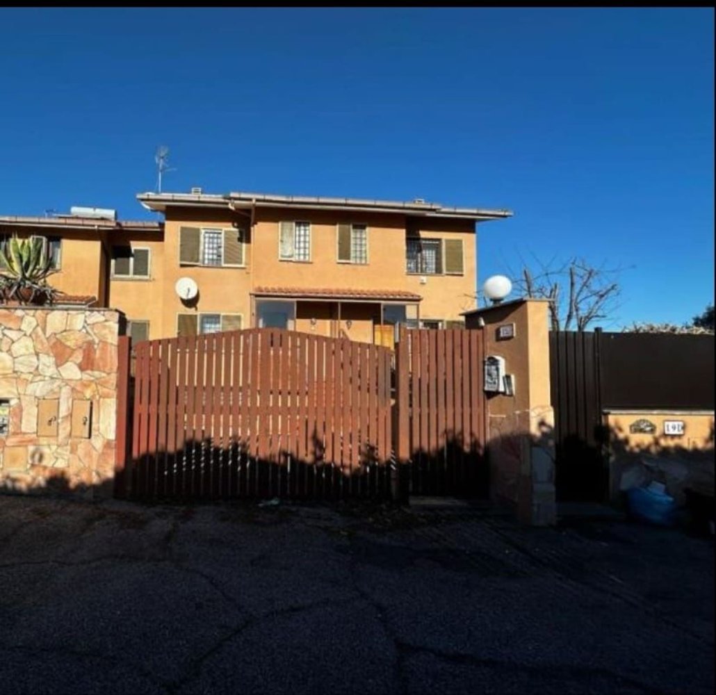 5 rooms House in Rome, Italy No. 205270