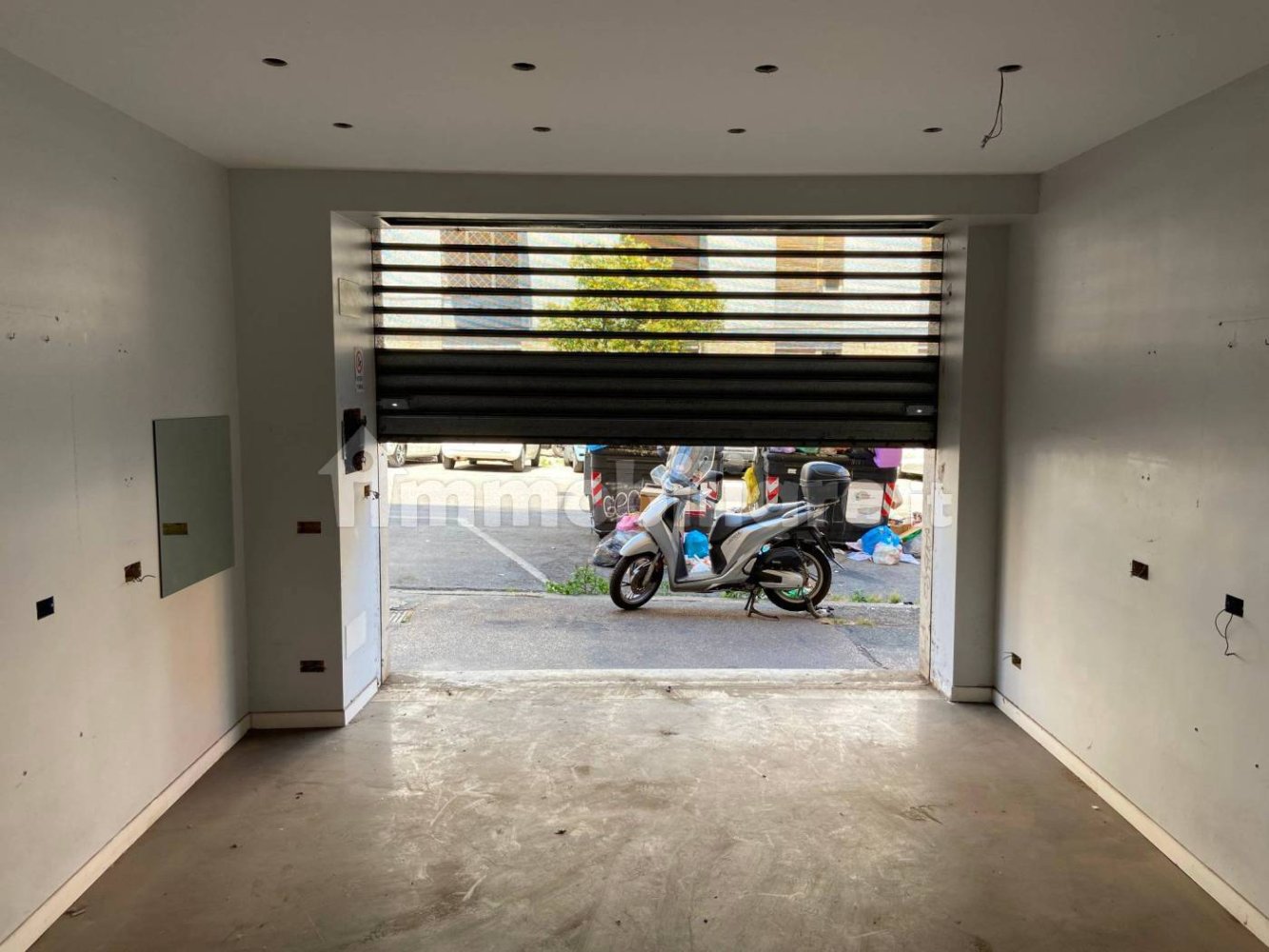 Коммерческая недвижимость с 3 комнатами в Рим, Италия № 289868