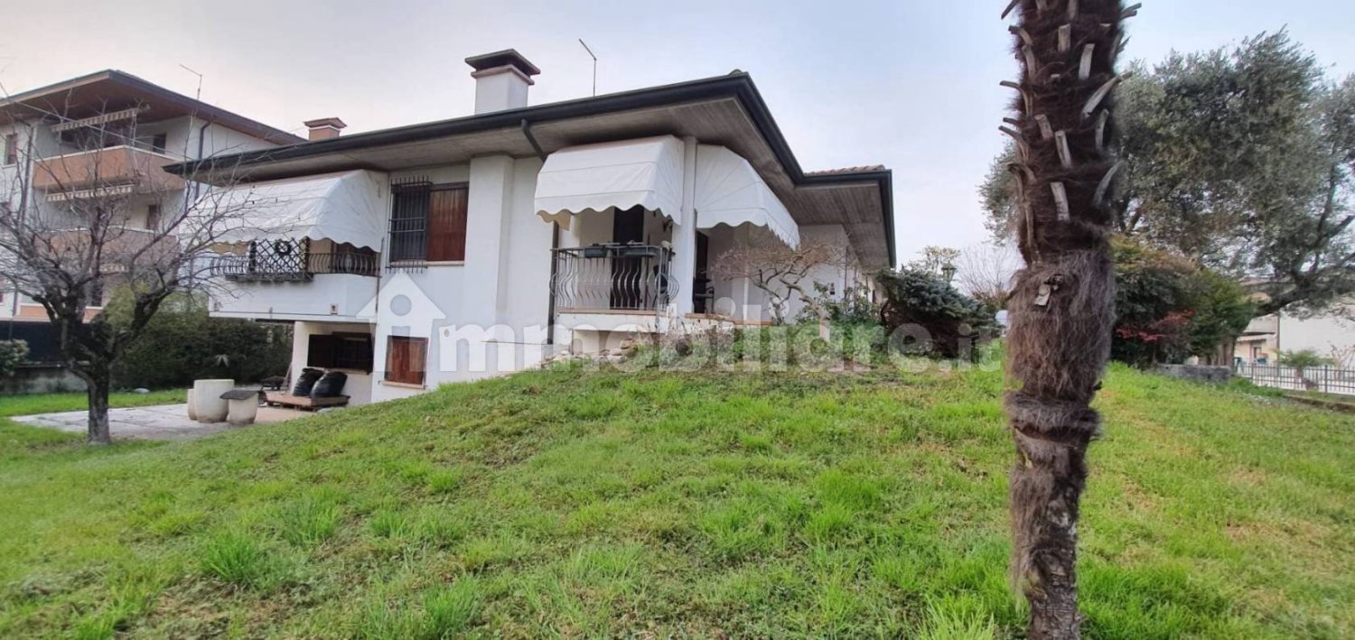 4 bedrooms Villa in Bolzano Vicentino, Italy No. 114137
