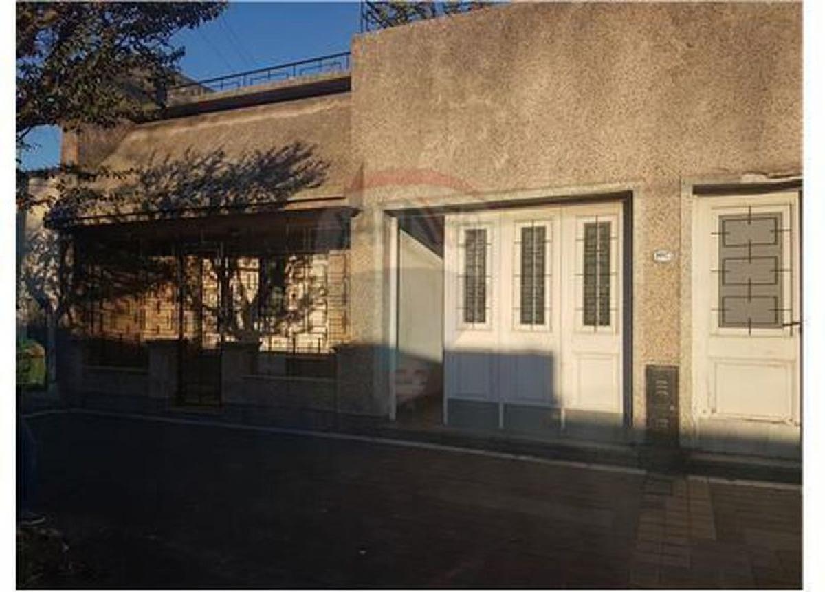 3 bedrooms House in Lanus, Argentina No. 51679