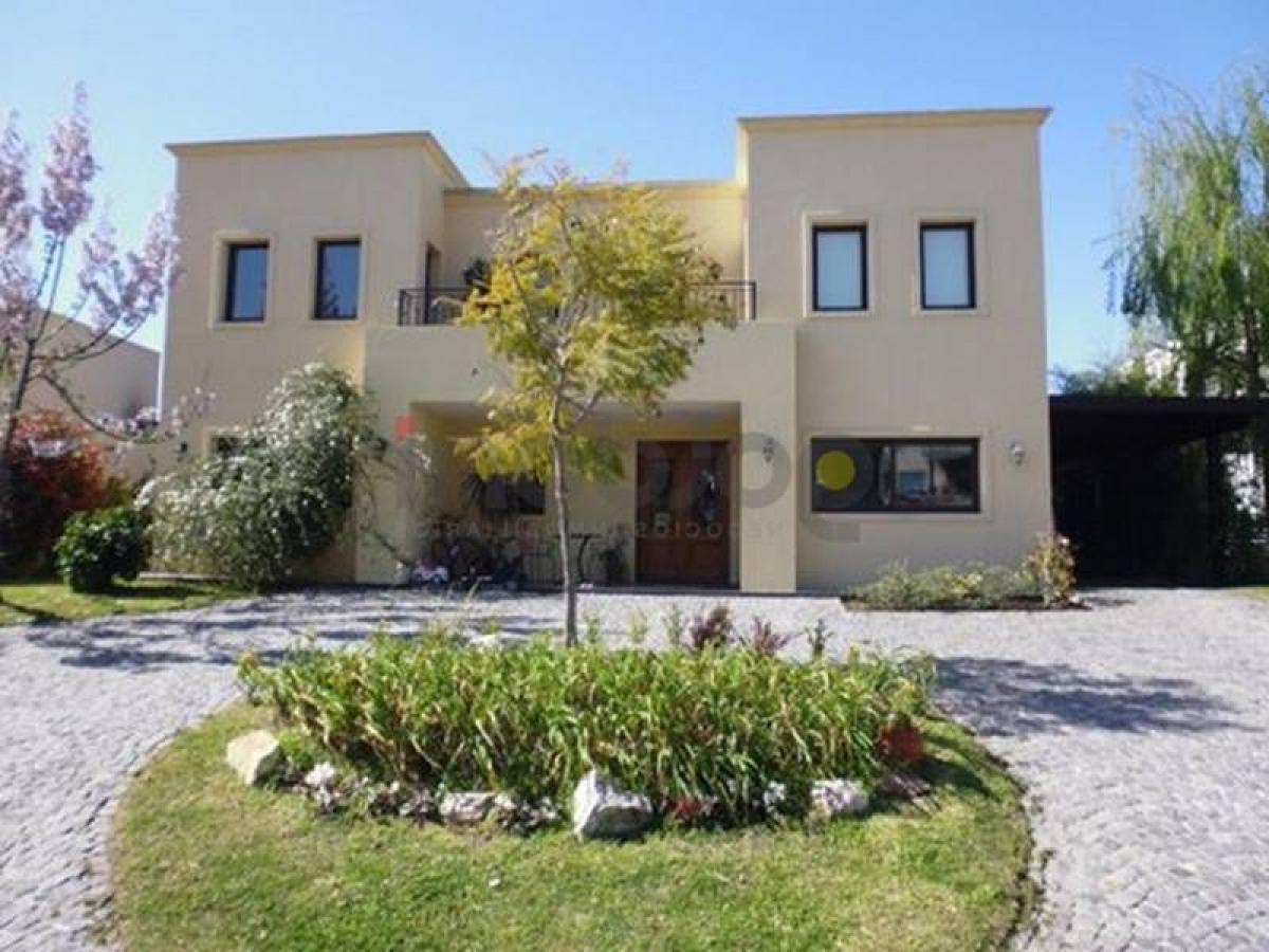 3 bedrooms House in Berazategui, Argentina No. 51452