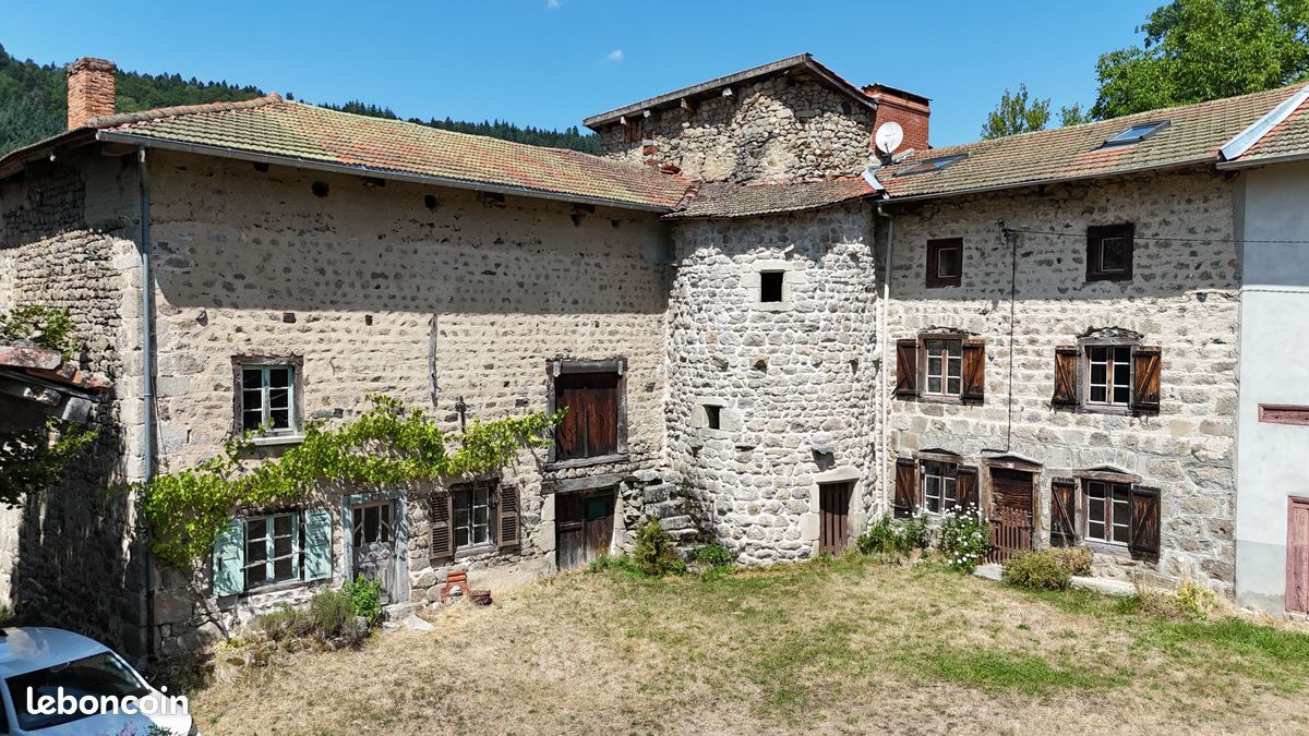 Casa de 3 dormitorios en Ambert, France No. 316561